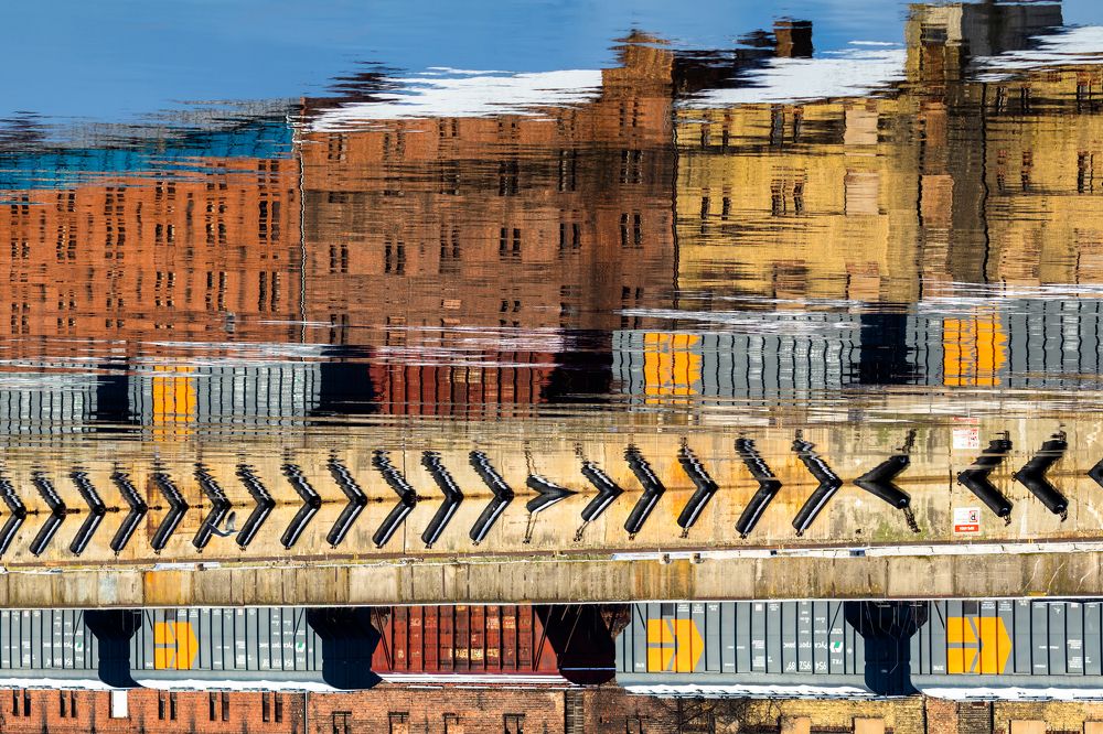 Акварельный пейзаж городской набережной.