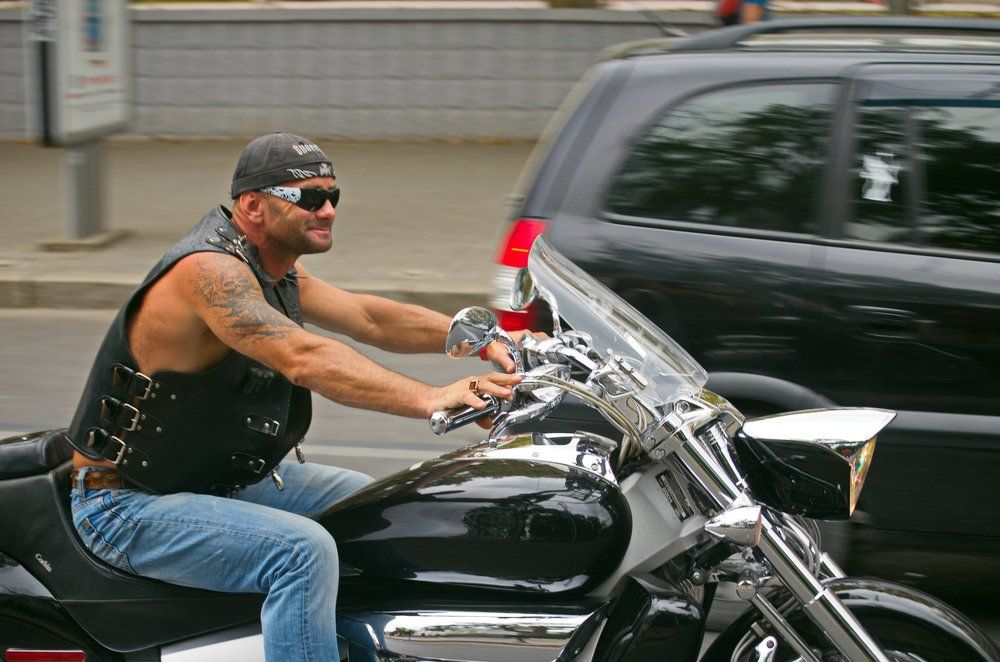 жизнерадостный байкер