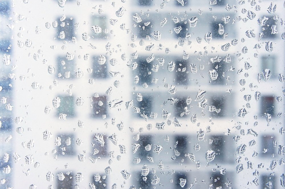 Соседний дом в каплях.