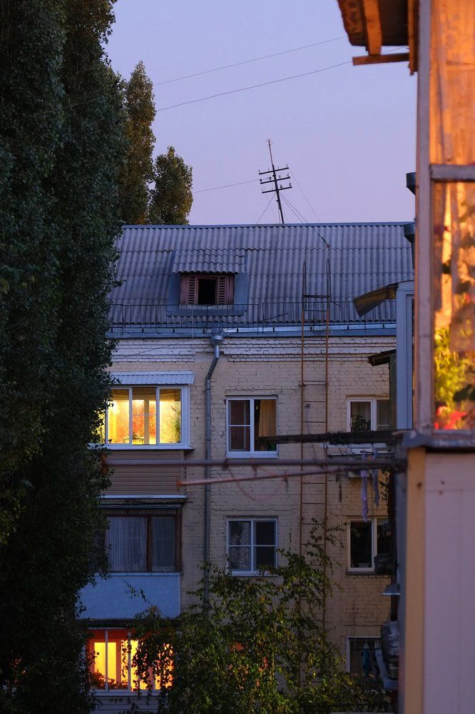 Дом напротив летним вечером