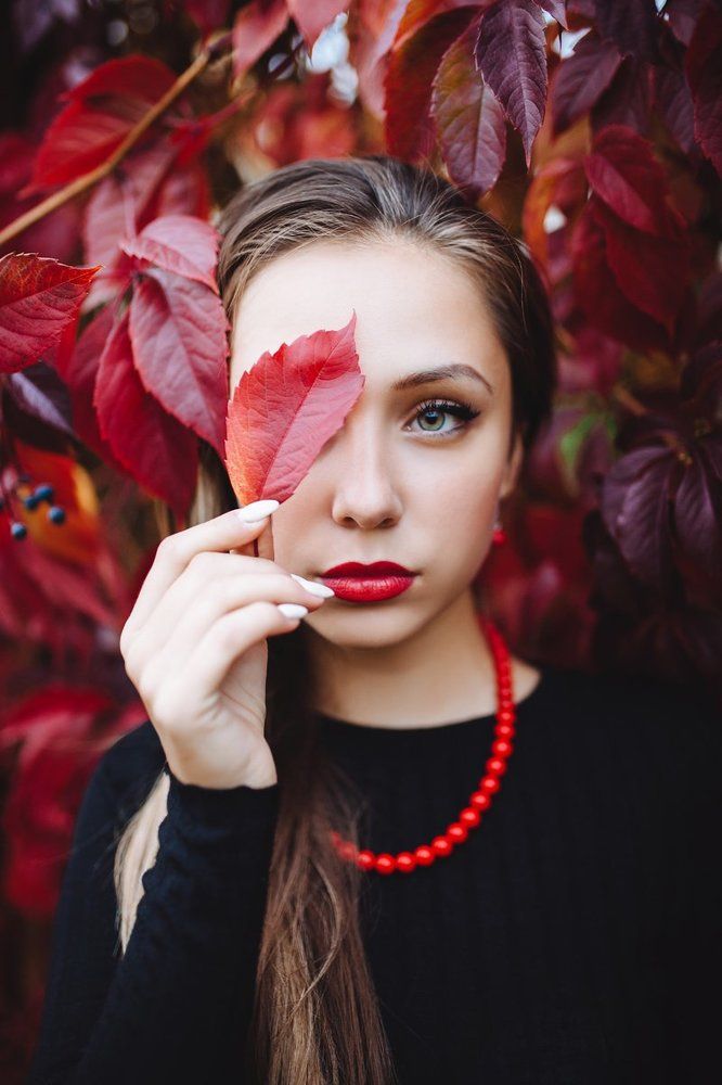 Аня в осеннем саду