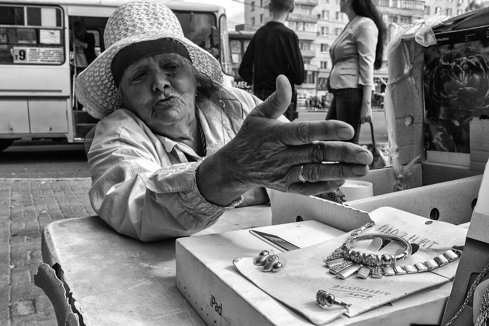 Уличная продавщица бижутерии