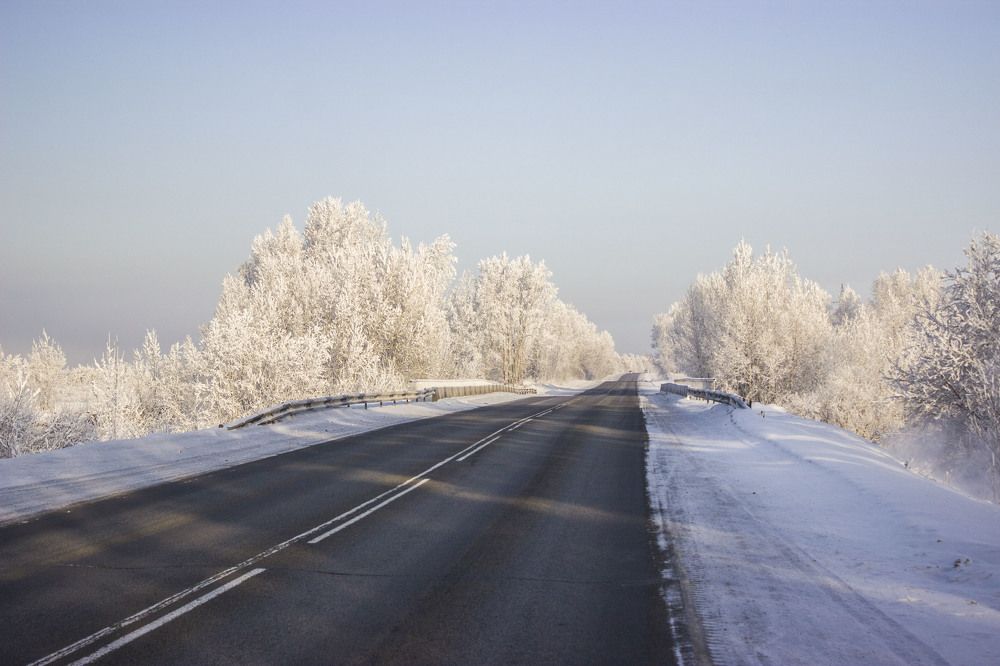 Дорога в ясный морозный день