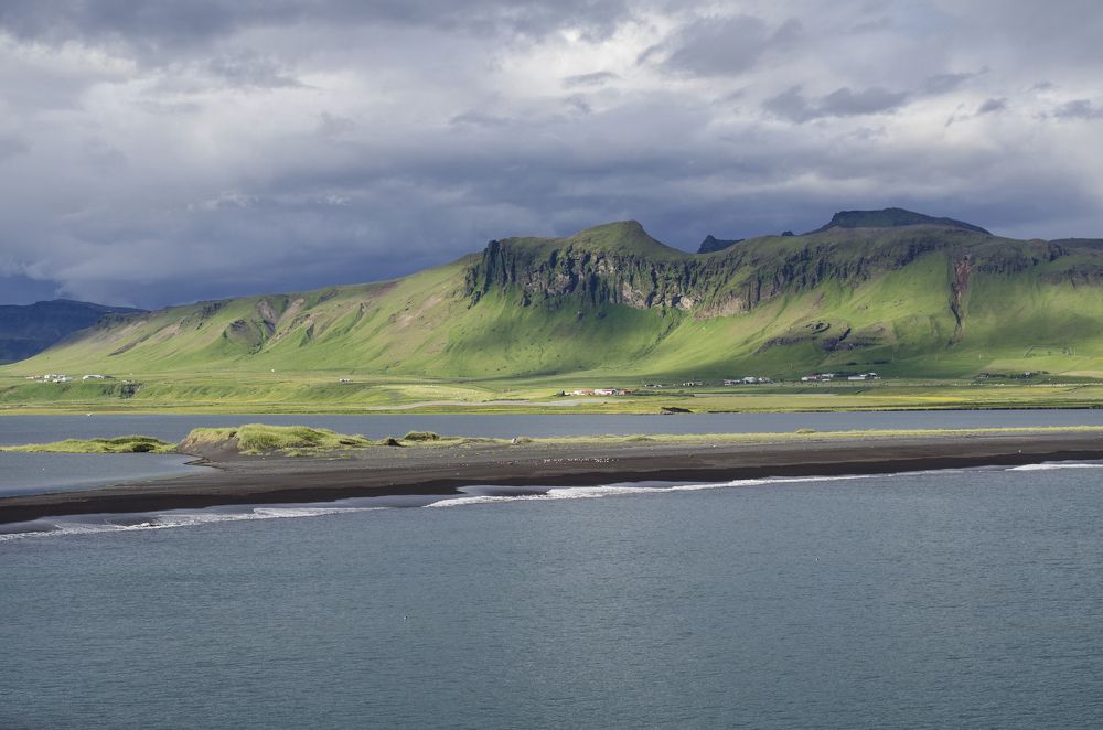 Черный пляж перед дождем