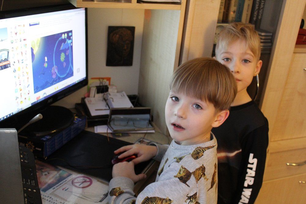 Юные "хакеры"...