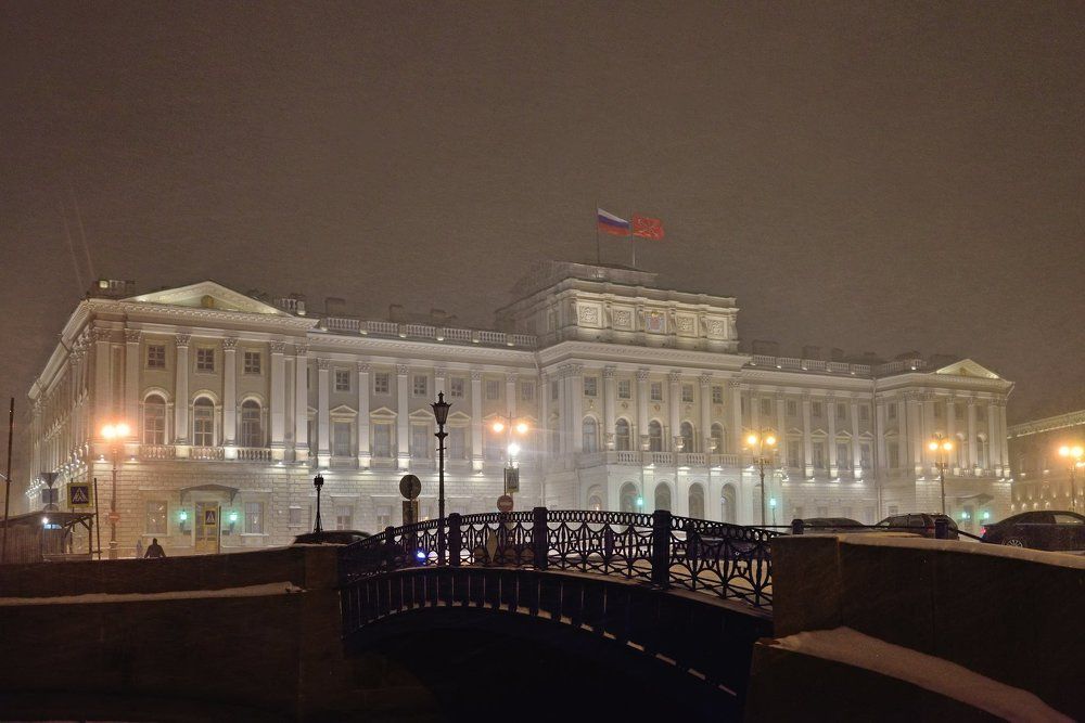 Таинственный Петербург. Дворец и мост ночью в снегопад.