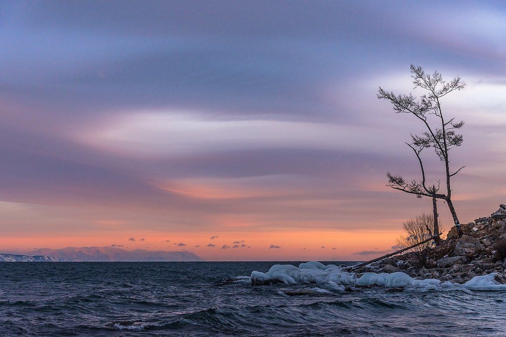 Декабрьский рассвет на Байкале.