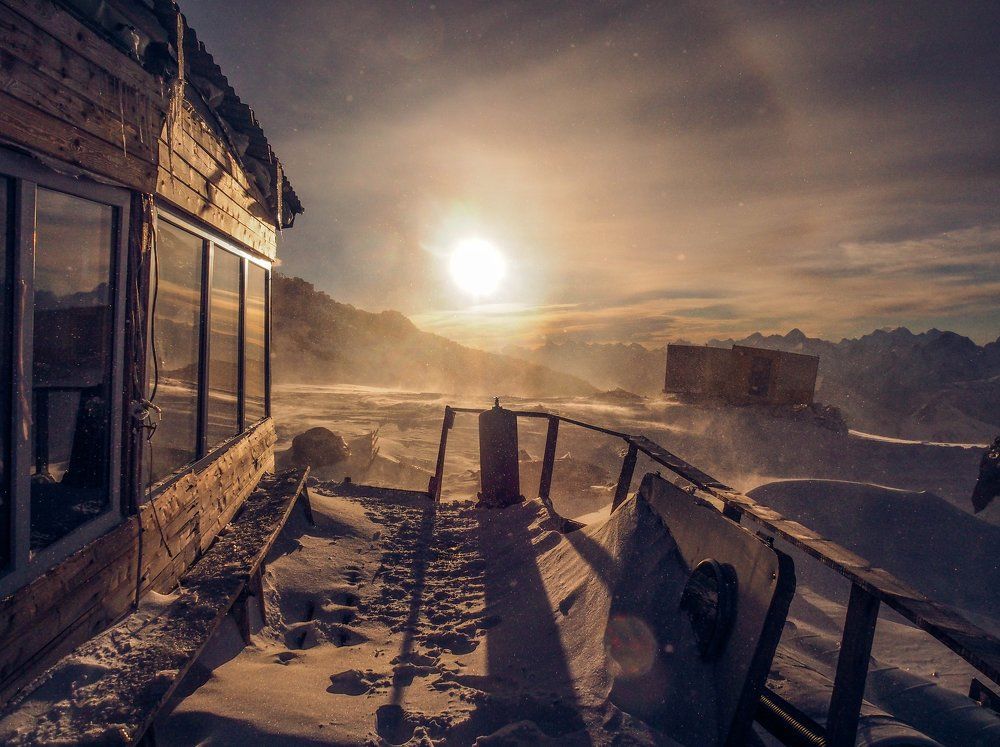 Эльбрус. Рассвет. На 4200 м бушует метель и -20С