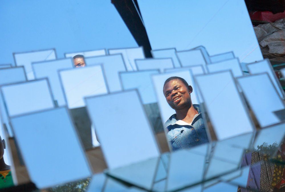 Продавец зеркал