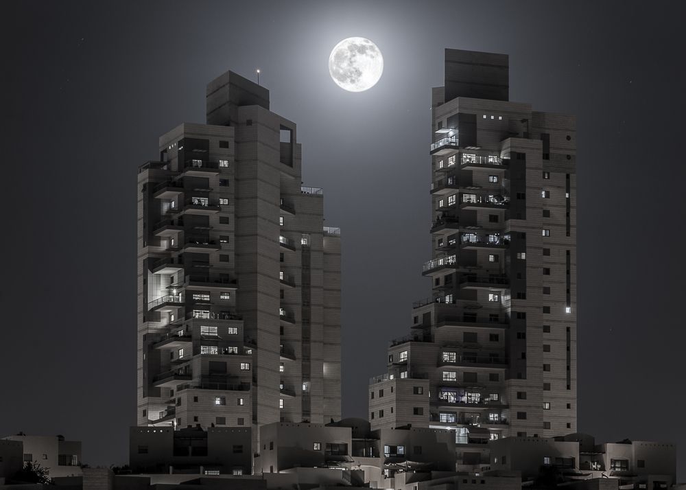 Full moon in the city