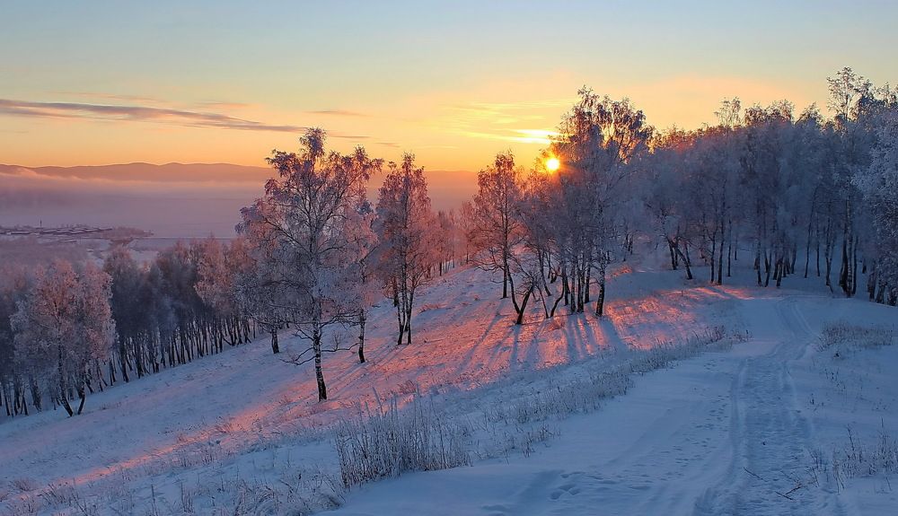 По снежной тропинке за розовым закатом...