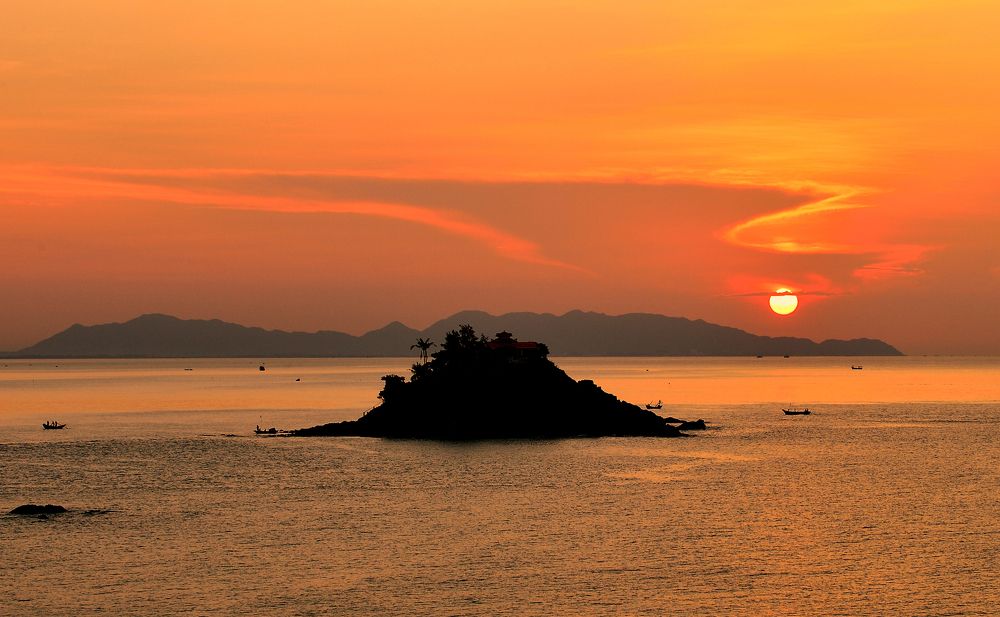 Sunrise at Vung Tau lagoon