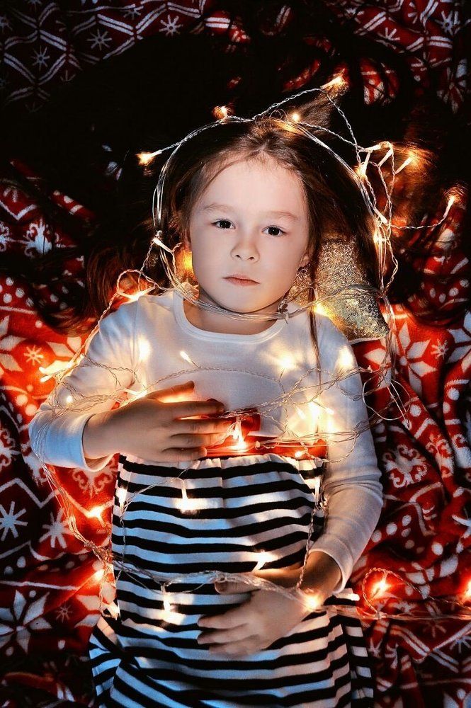 девочка с гирляндой