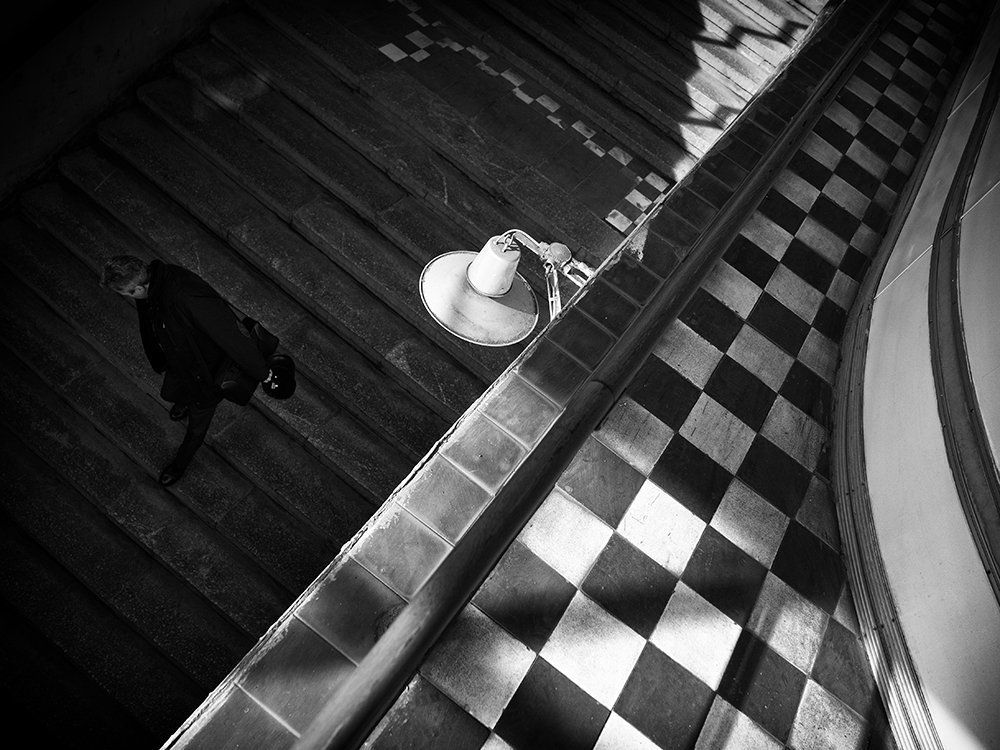 Человек в подземном переходе метро/Идущий мужчина с собакой 34/5000 A man in a subway underpass