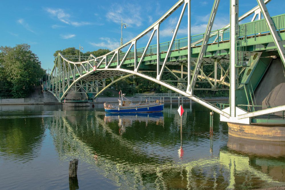 Уникальный поворотный мост.