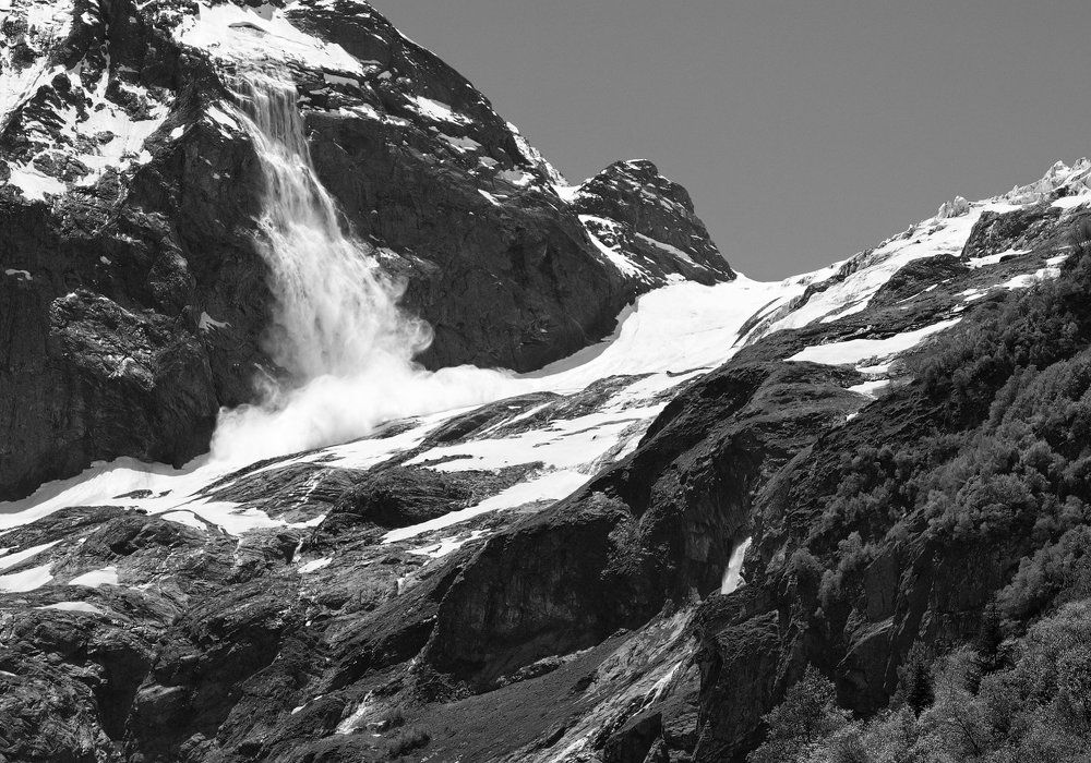 Сход лавины с горы Софруджу