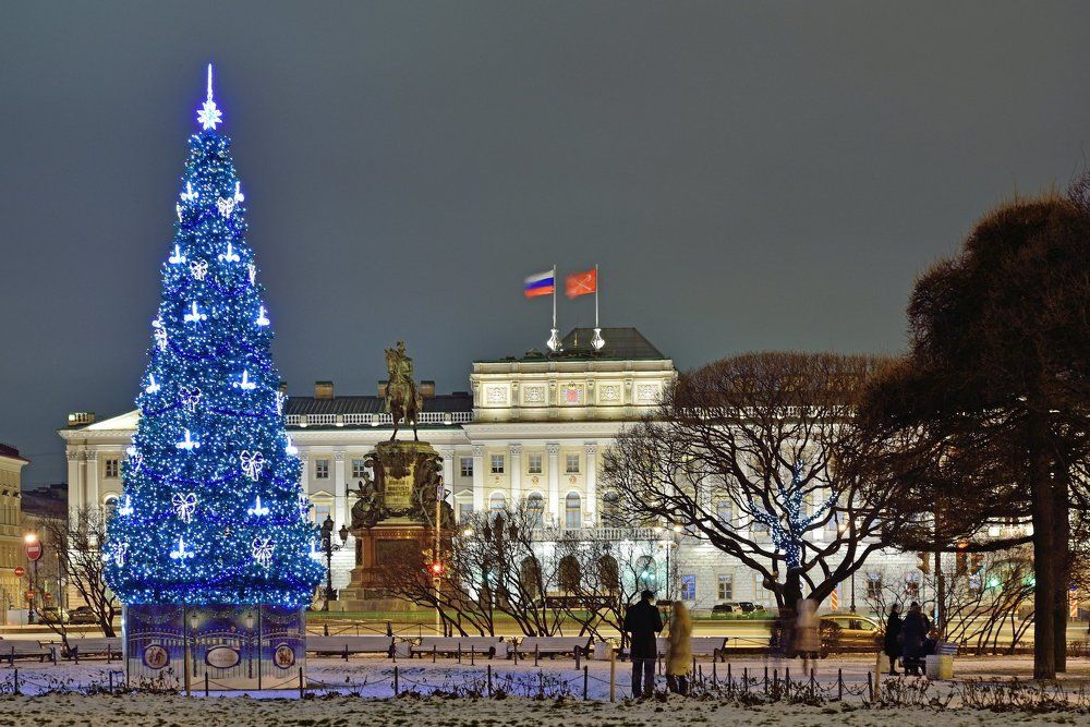 Украшенная новогодняя ель перед Законодательным Собранием СПб