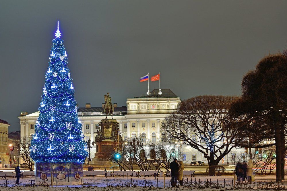 Украшенная новогодняя ель перед Законодательным Собранием СПб.