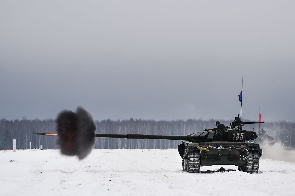 Пронизывая воздух.