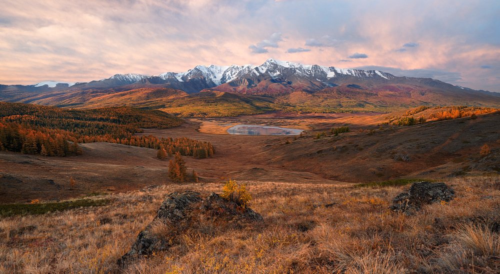 Сидя на красивом холме.