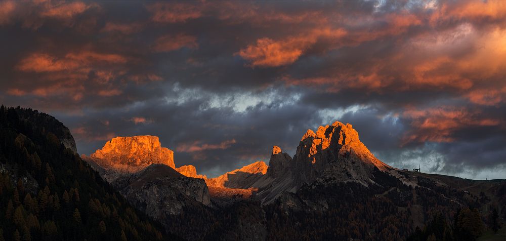 Буйный закат в Доломитах.