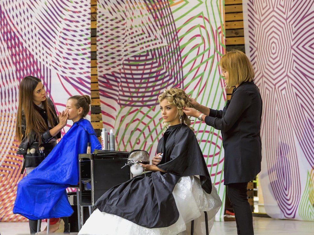 На демонстрации причесок