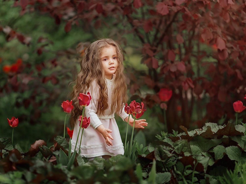 Девочка в цветах.