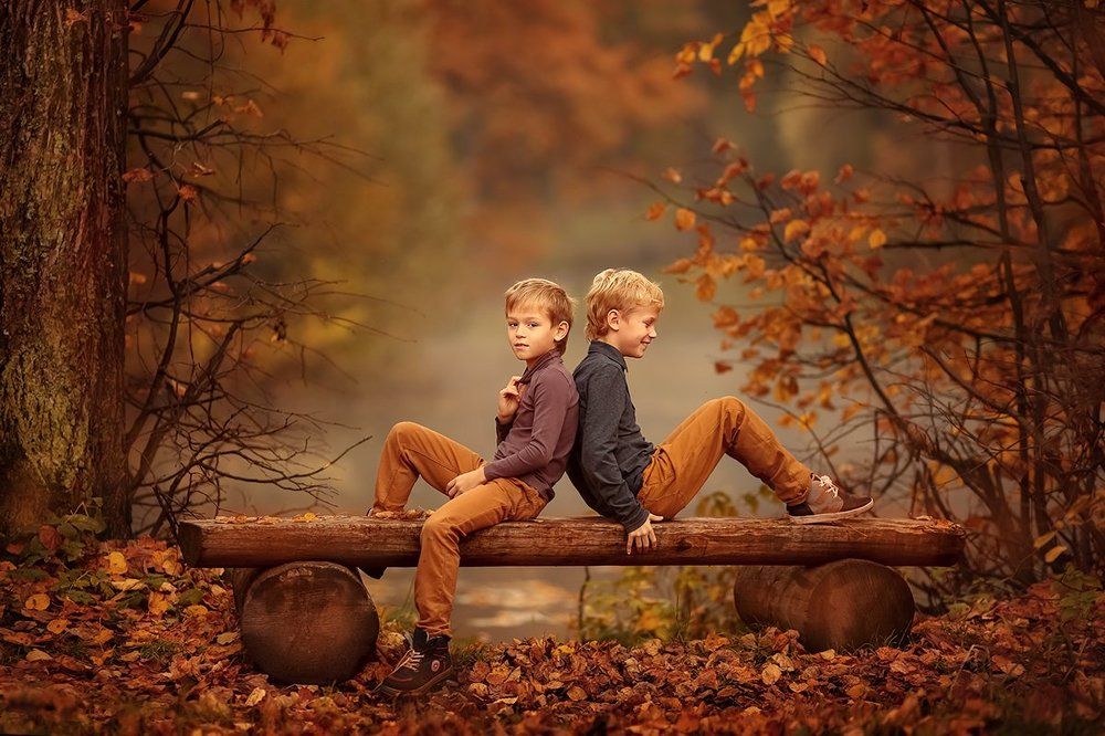 Мальчики на скамейке.