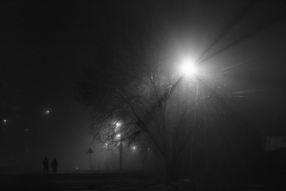 два человека, улица, фонарь