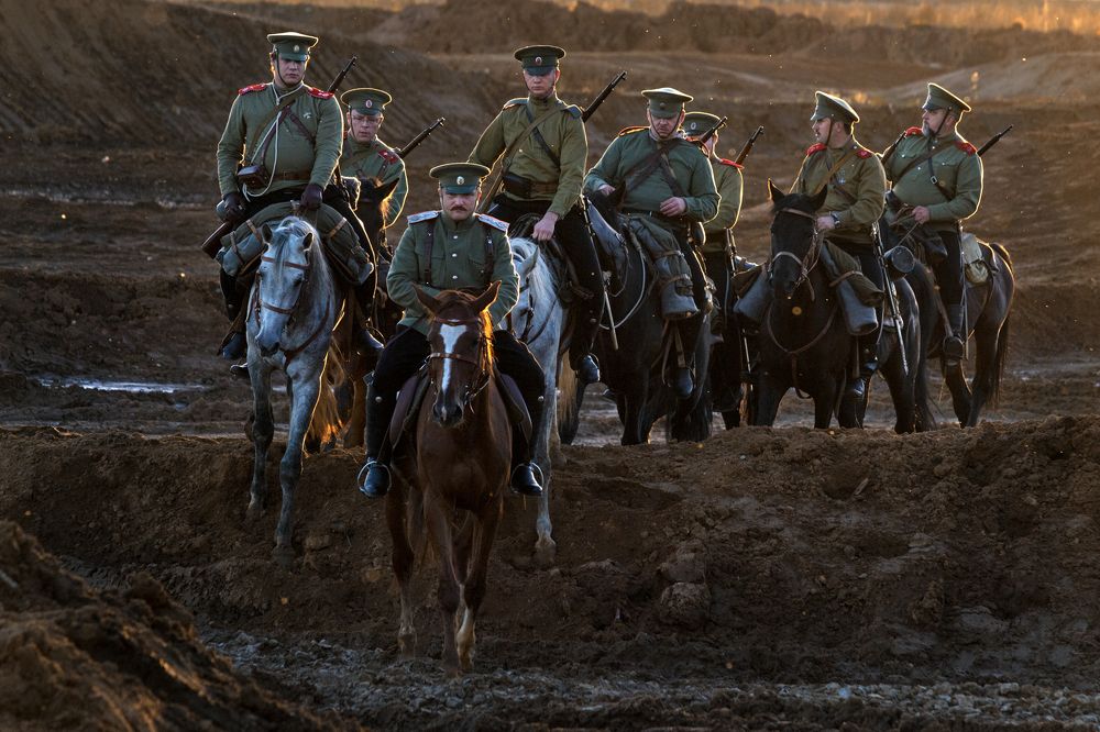 Верховые на закате