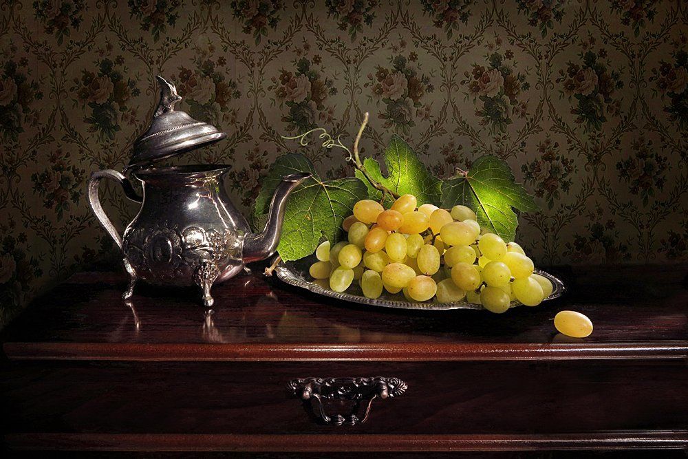 Виноград на подносе