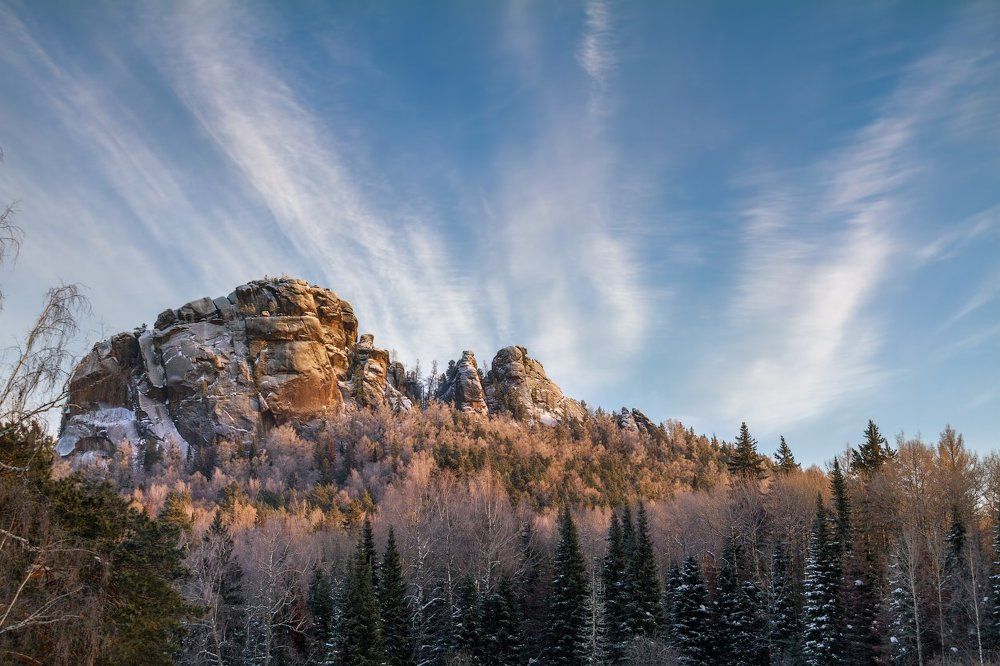 Вторя заходящему солнцу