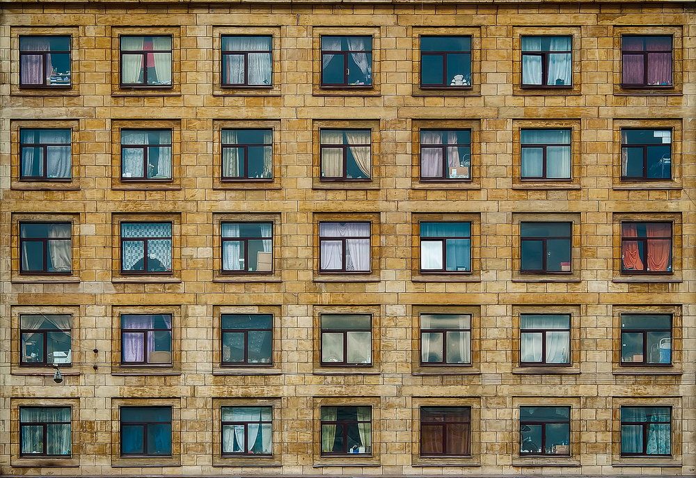 Different life of the same windows / Разная жизнь одинаковых окон