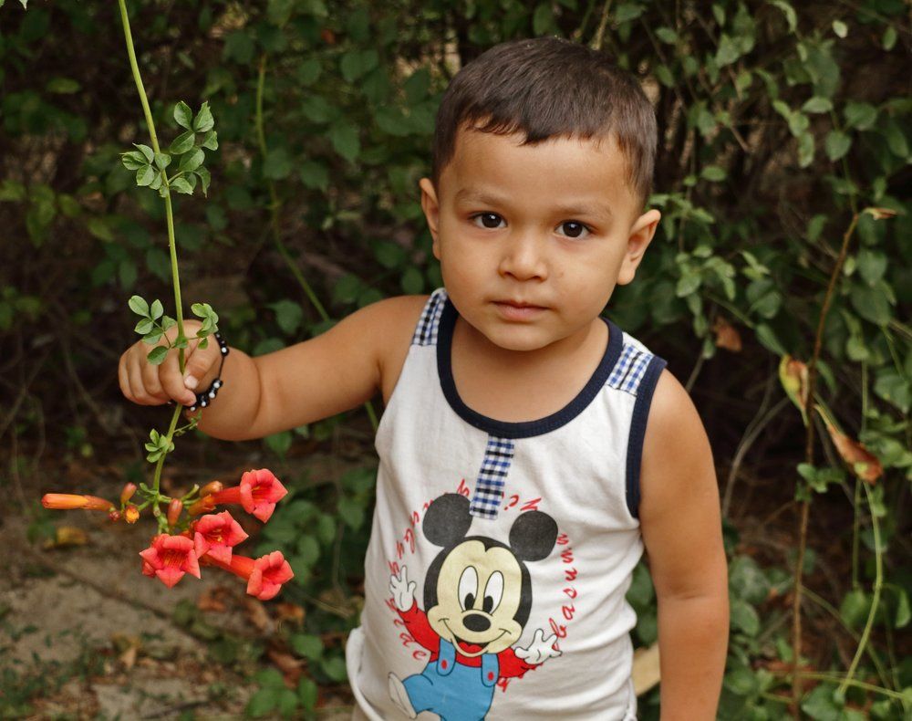 Мальчик с цветком