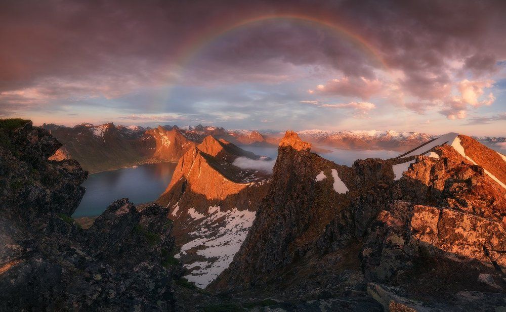 Норвегия. Остров Senja. Радуга над фьордом Steinfjorden