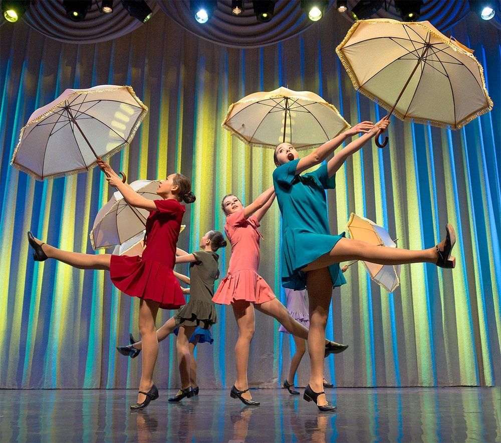 Танец с зонтами