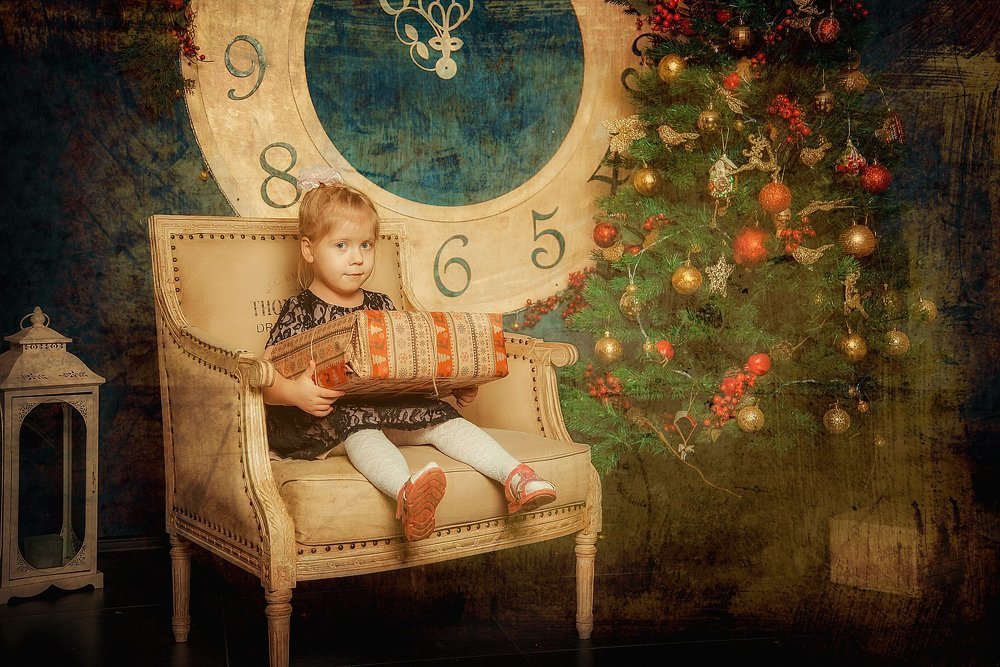 Девочка с подарком