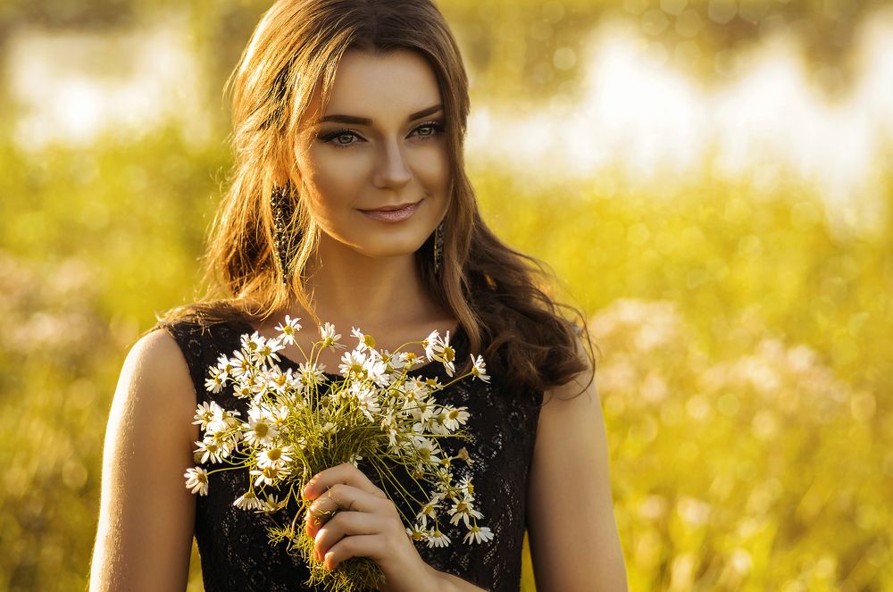 Девушка с ромашками
