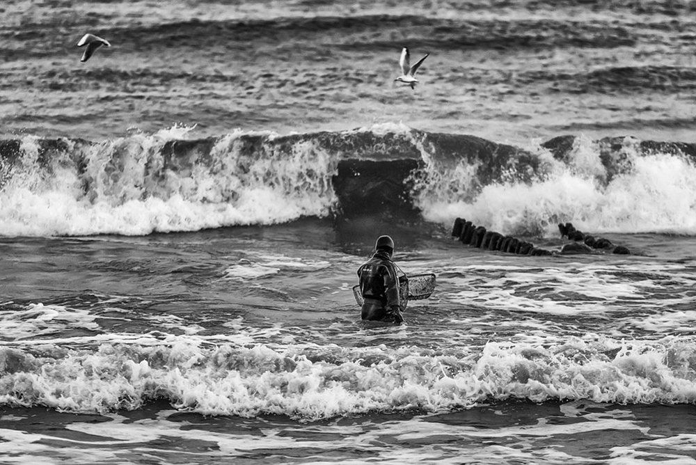 ЛОВЦЫ ЯНТАРЯ (вглядываясь в бездну)