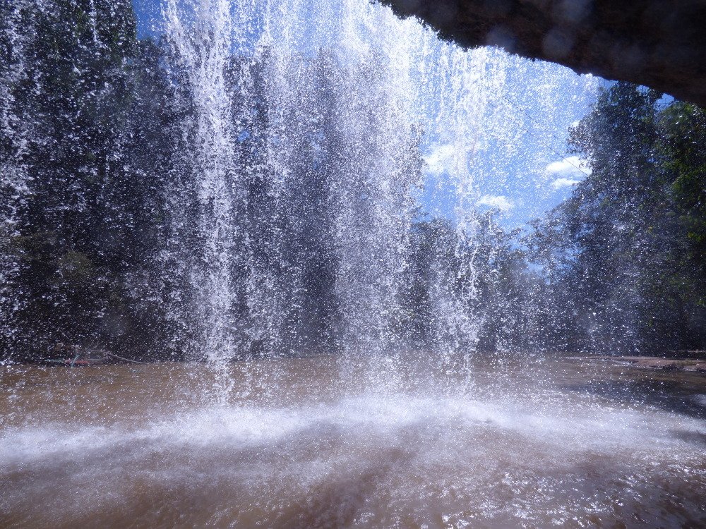 Взгляд через водопад