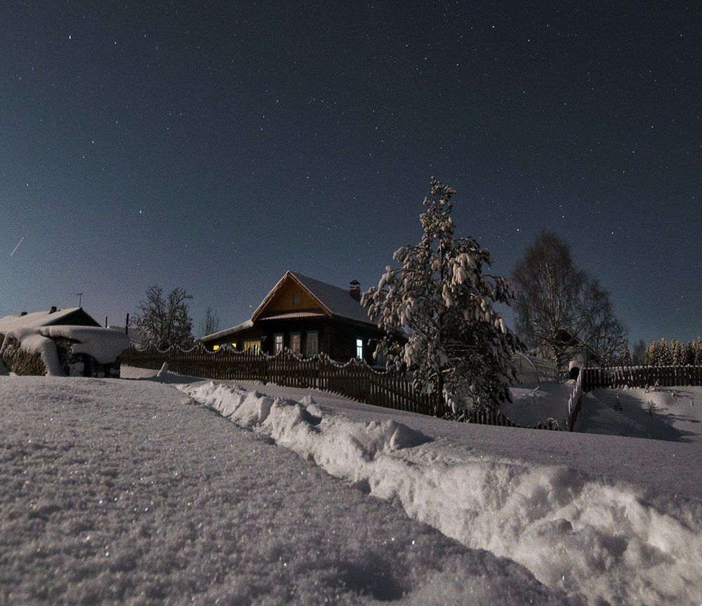Свеча горела на столе