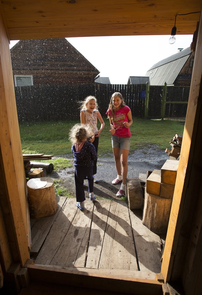 Под дождем!