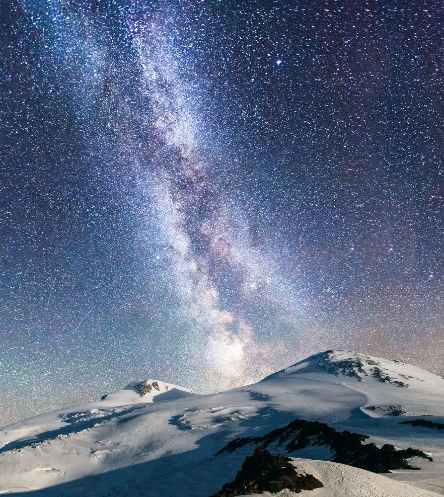 Млечный путь над Эльбрусом.