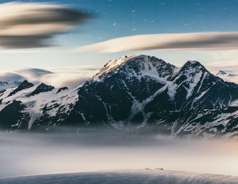 Восход луны, освещающей верхушку г. Донгузорун.