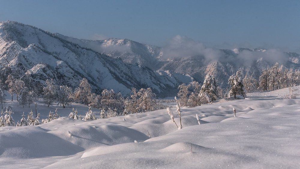 в горах снежно...