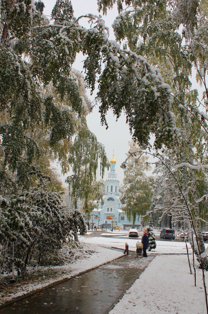 Снег на аллее к Храму