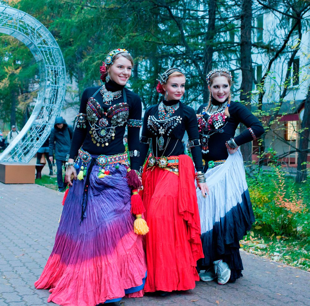 Девушки в национальных костюмах