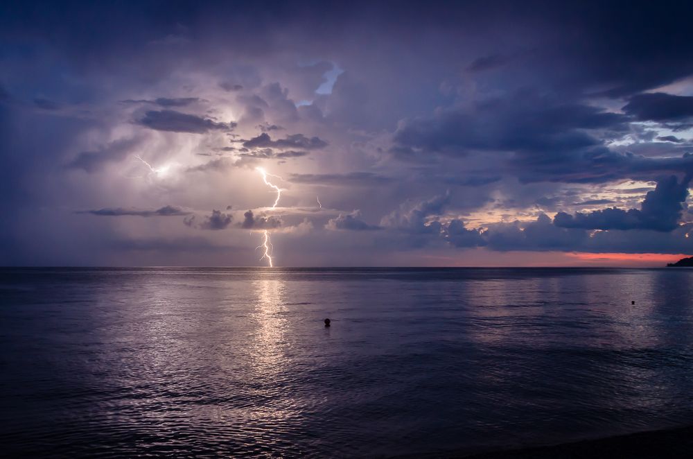 Вестница приближающегося смерча. / Разрывая небеса.