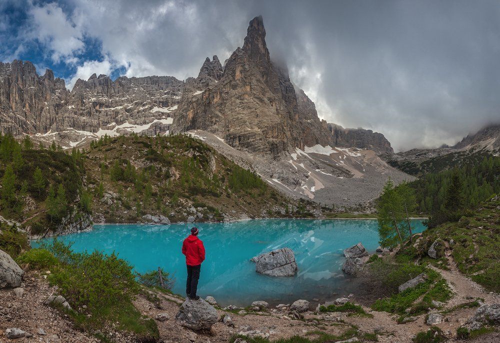Человек и горы.