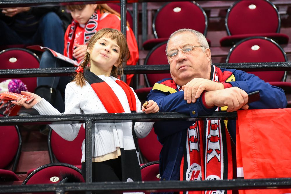 Два поколения болельщиков...